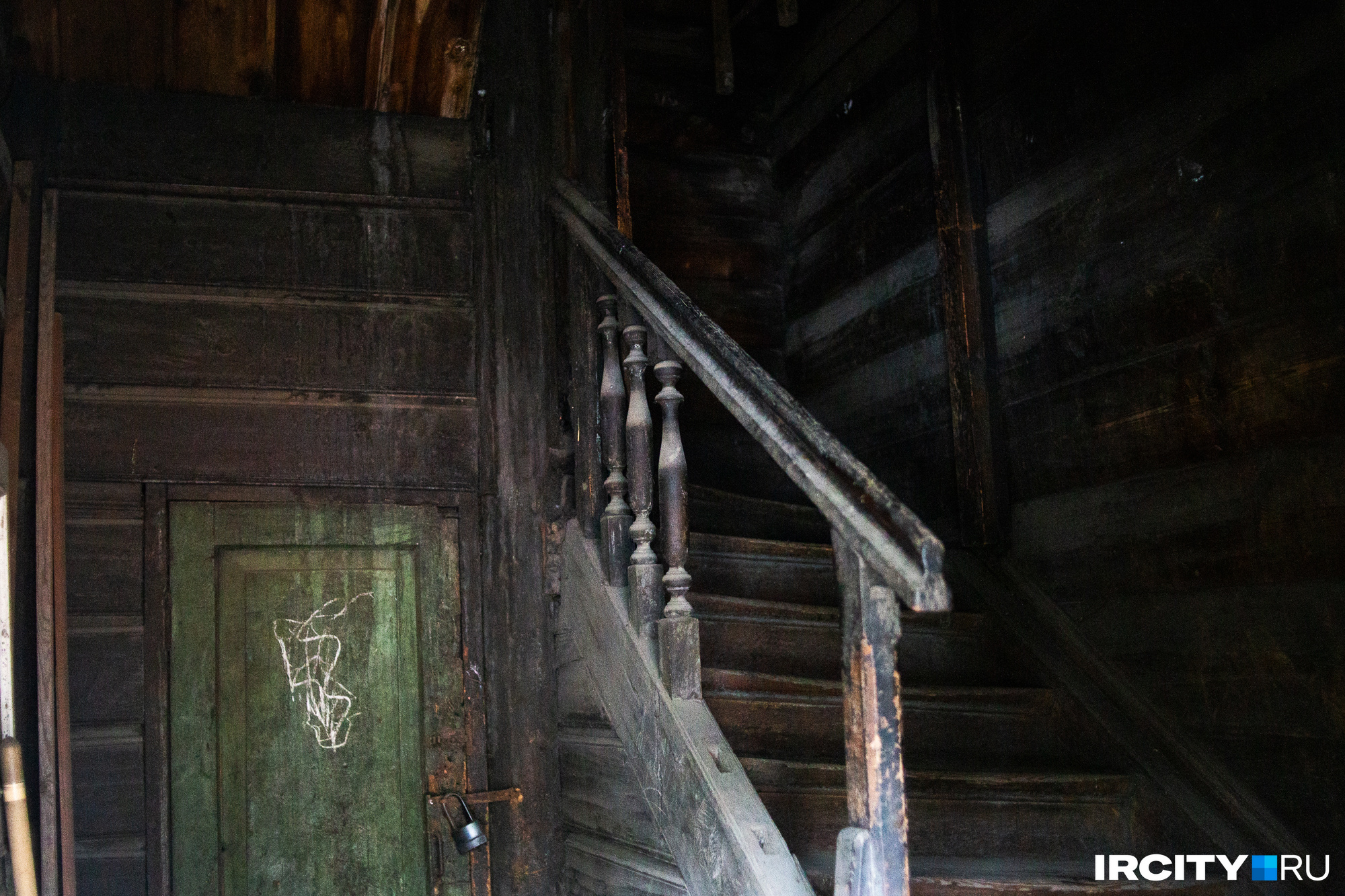 В одном из пристроев также сохранилась старая лестница