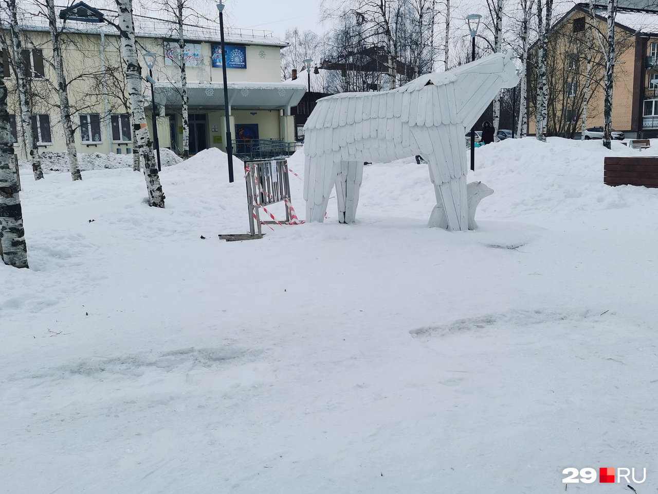 Деревянный медведь стоит на месте Деревянный медведь стоит на месте