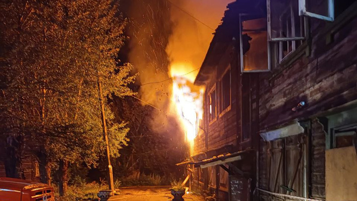 На правобережье Красноярска минувшей ночью произошло два пожара. В одном из них погиб человек