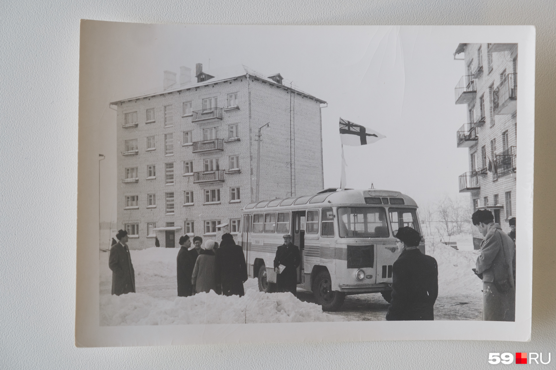 Делегация у обычного автобуса и типовых советских пятиэтажек