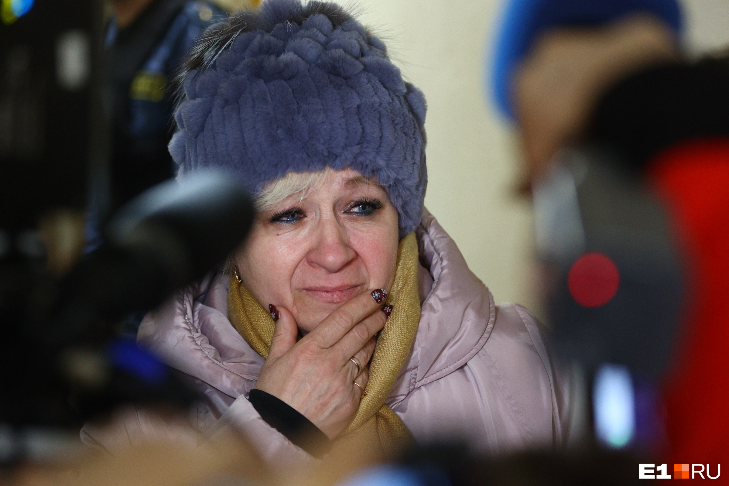 «Не хотел я ее убивать!» На Урале в суд привезли мужчину, который задушил мать пятерых детей: онлайн