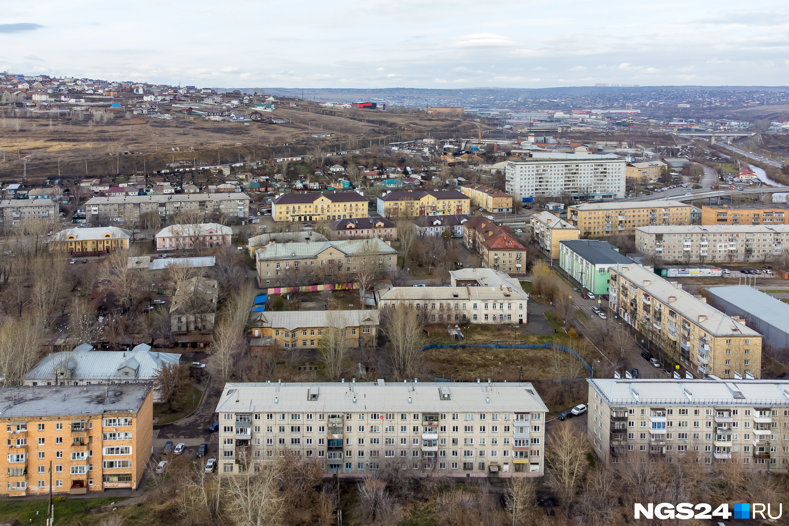 Чтобы отстроить новую школу, нужно будет снести пять двухэтажек, которые уже признали аварийными, и здание детского сада Чтобы отстроить новую школу, нужно будет снести пять двухэтажек, которые уже признали аварийными, и здание детского сада