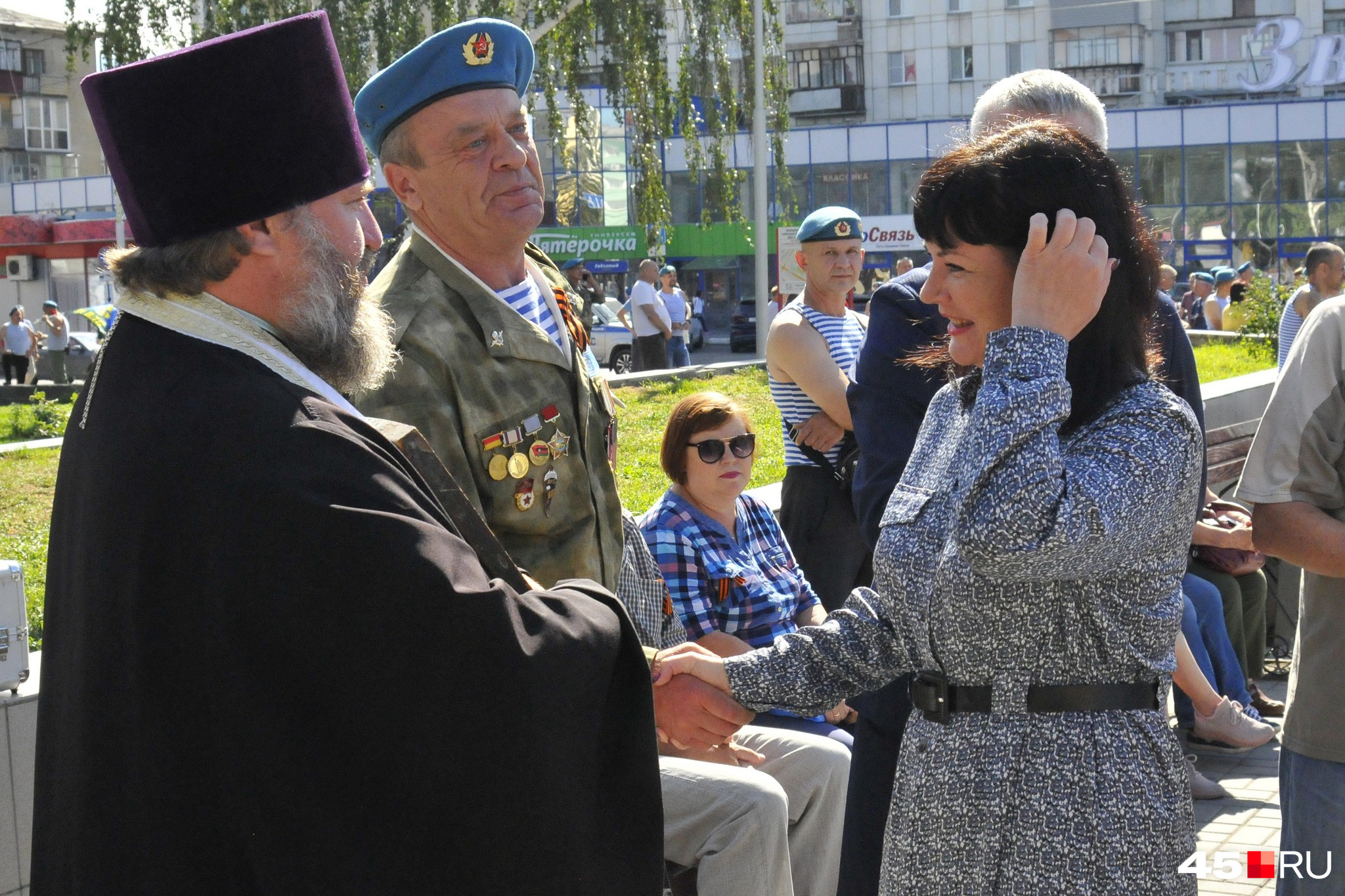 С праздником военных поздравила мэр Елена Ситникова