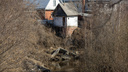 «Как-нибудь проснусь и уже плыву по речке на кровати»: новосибирская семья 8 лет живет над бездной — баня уже утонула