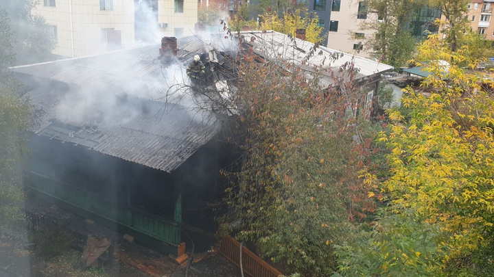 Жилой дом горит в Иркутске в Милицейском переулке. Сейчас возгорание локализовано