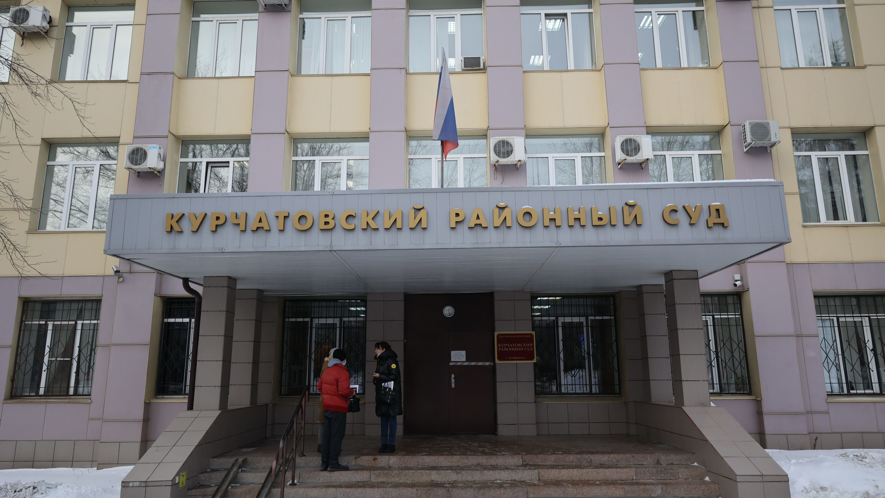 Челябинца, на улице днем ограбившего пенсионерку на четверть миллиона рублей, отдали под суд