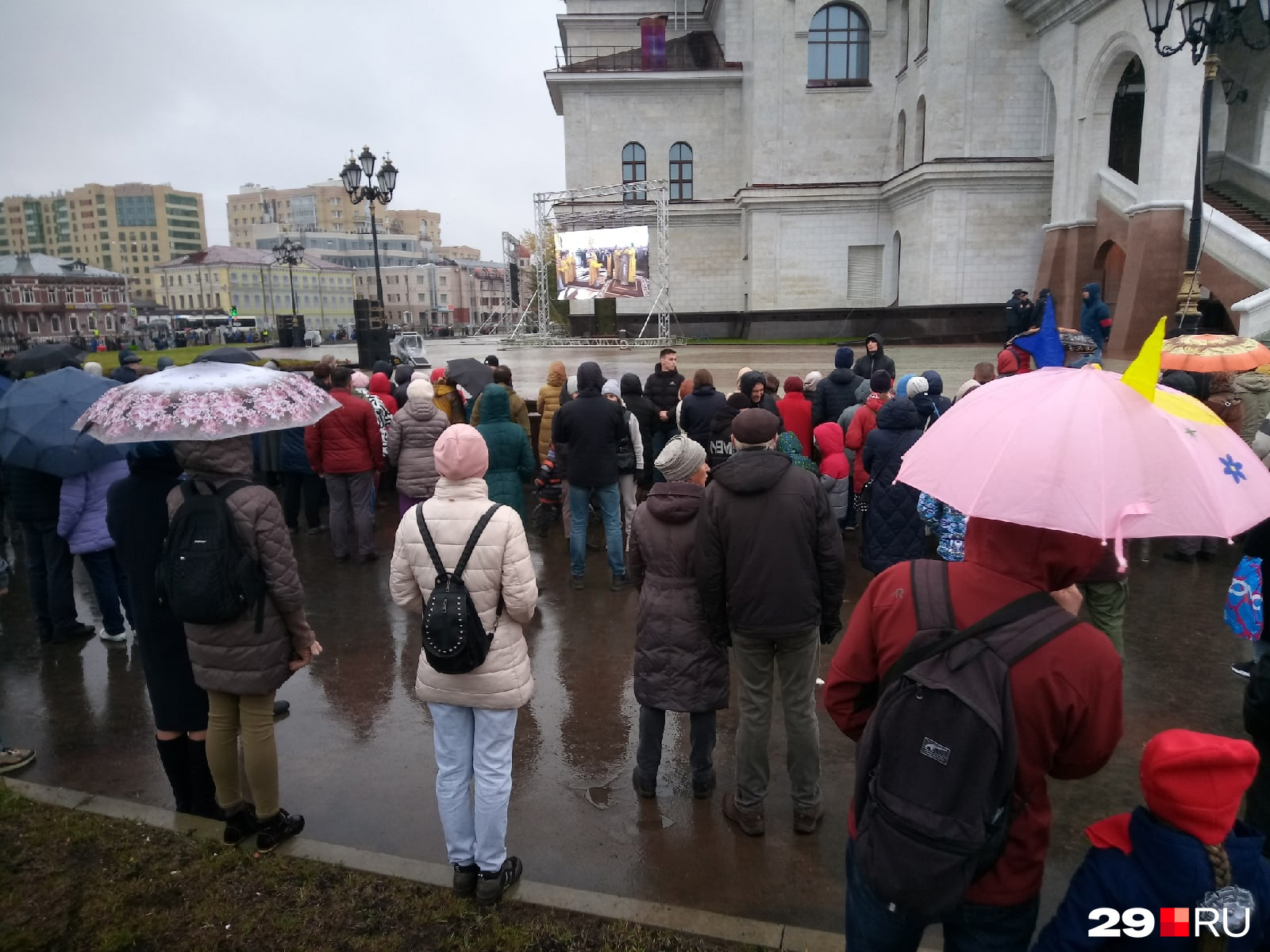 Люди, которые не попали внутрь, смотрят на патриарха на трансляции Люди, которые не попали внутрь, смотрят на патриарха на трансляции