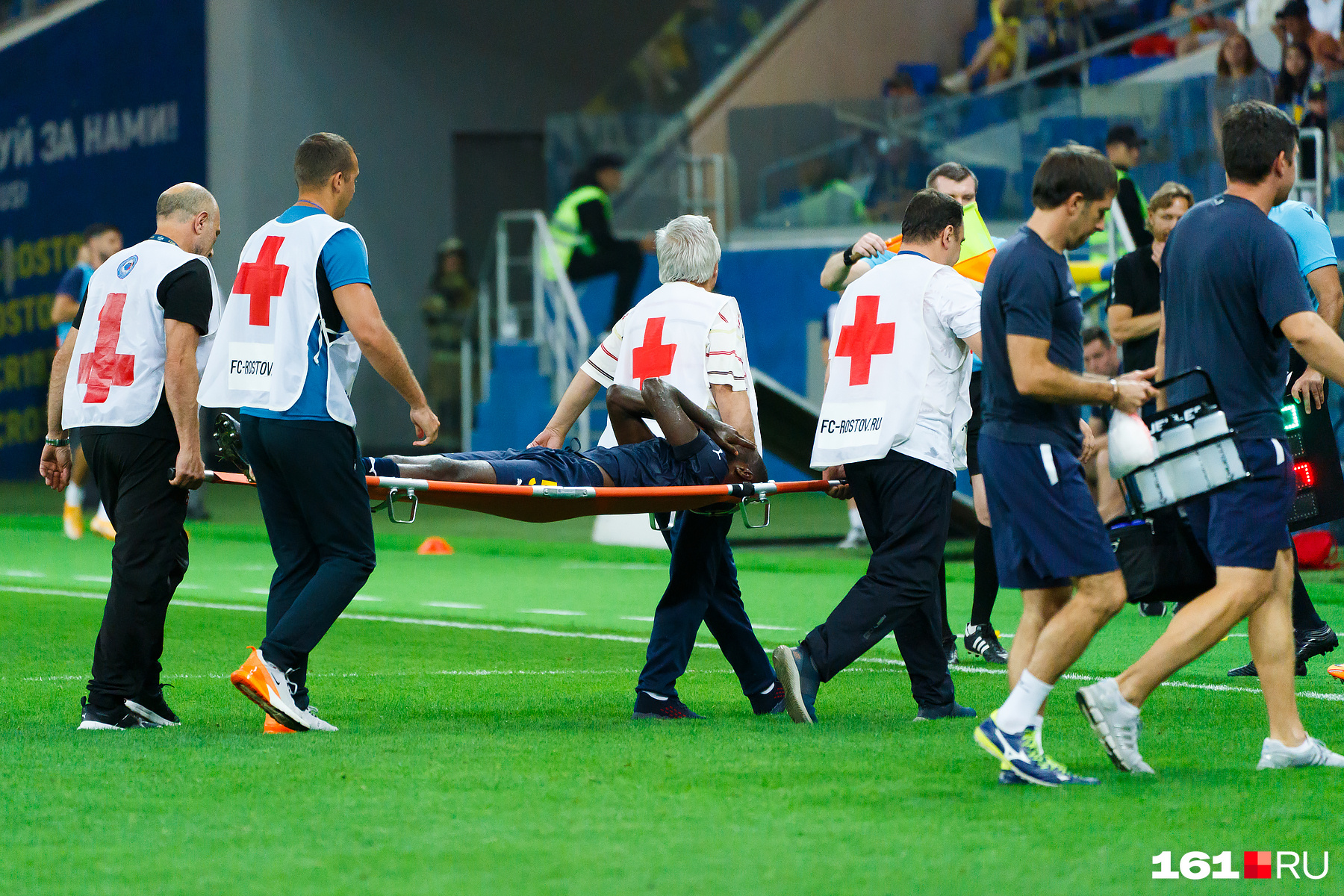 В середине второго тайма полузащитник «Сочи» Виктор Ангбан получил травму