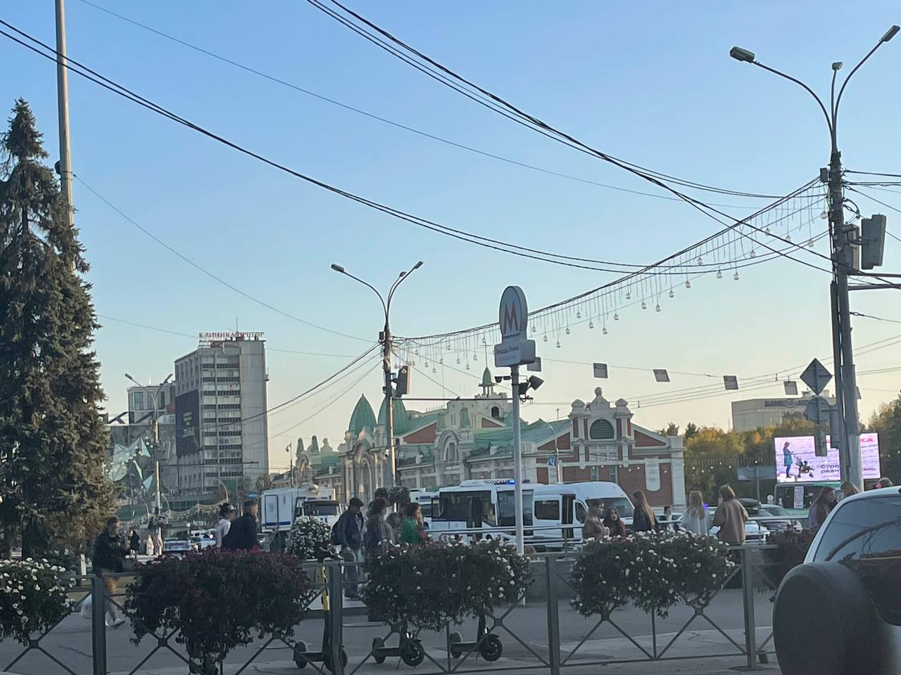 Автомобили были замечены около 19 часов Автомобили были замечены около 19 часов