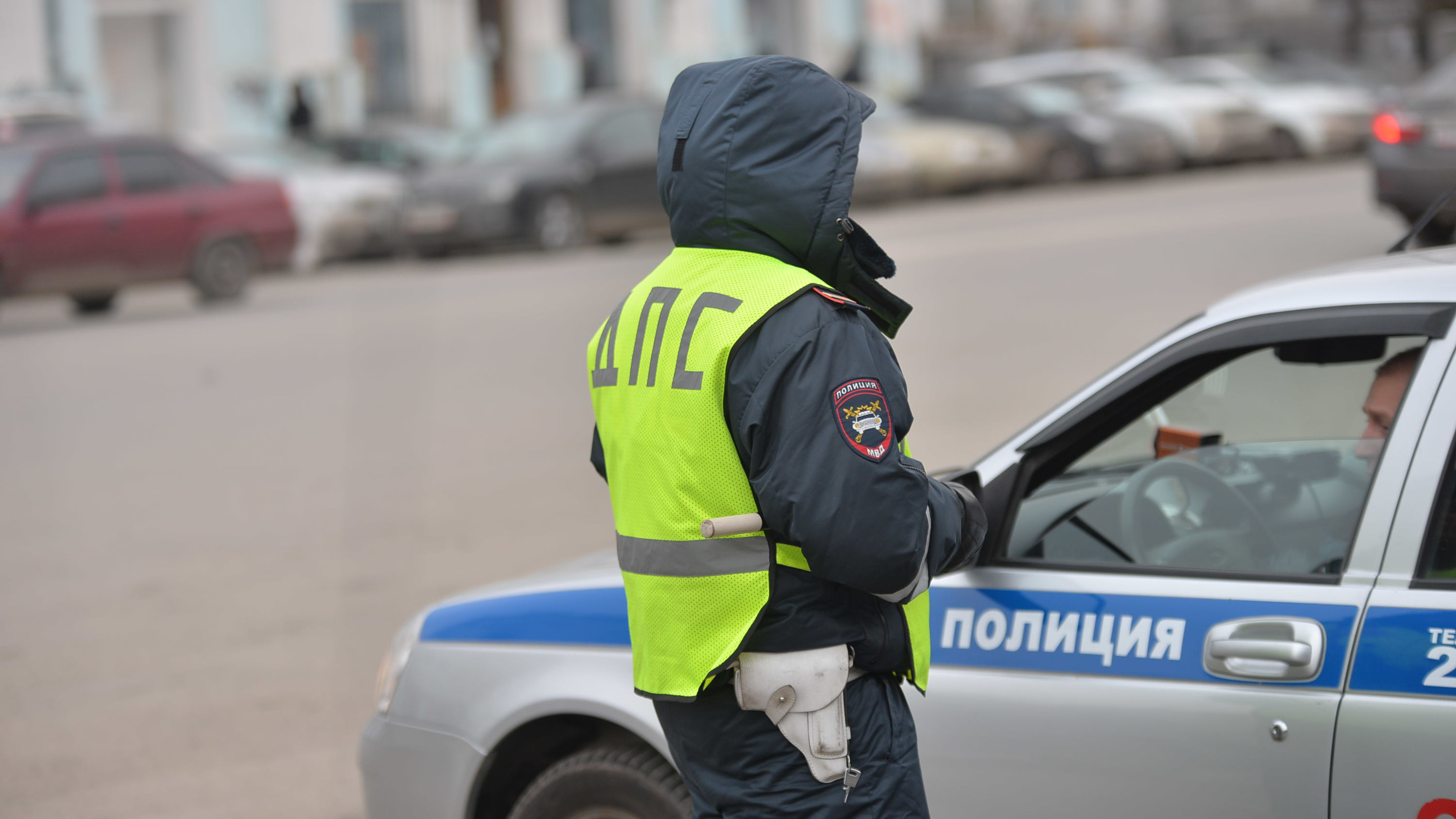 Двух сотрудников ГИБДД из Архангельска задержали из-за взятки