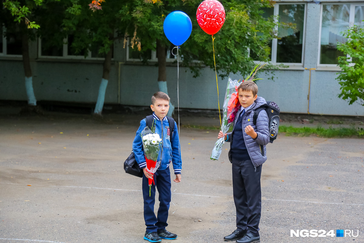 Мальчики учатся галантности с младых ногтей, несут первому учителю цветы и воздушные шары