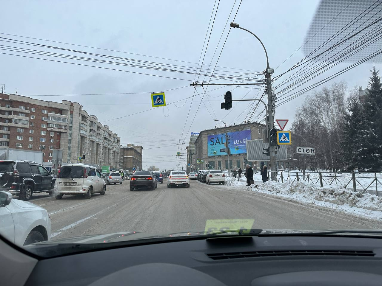 Не работает светофор на перекрестке улиц Октябрьская магистраль и Серебренниковская