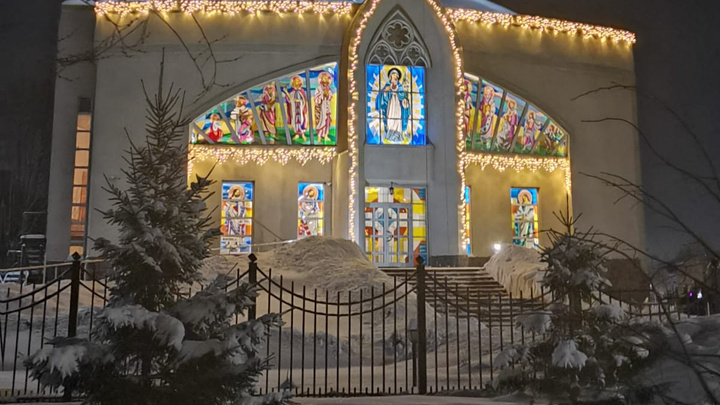 Солома под скатертью и пустое место за праздничным столом: как празднуют Рождество католики Кузбасса