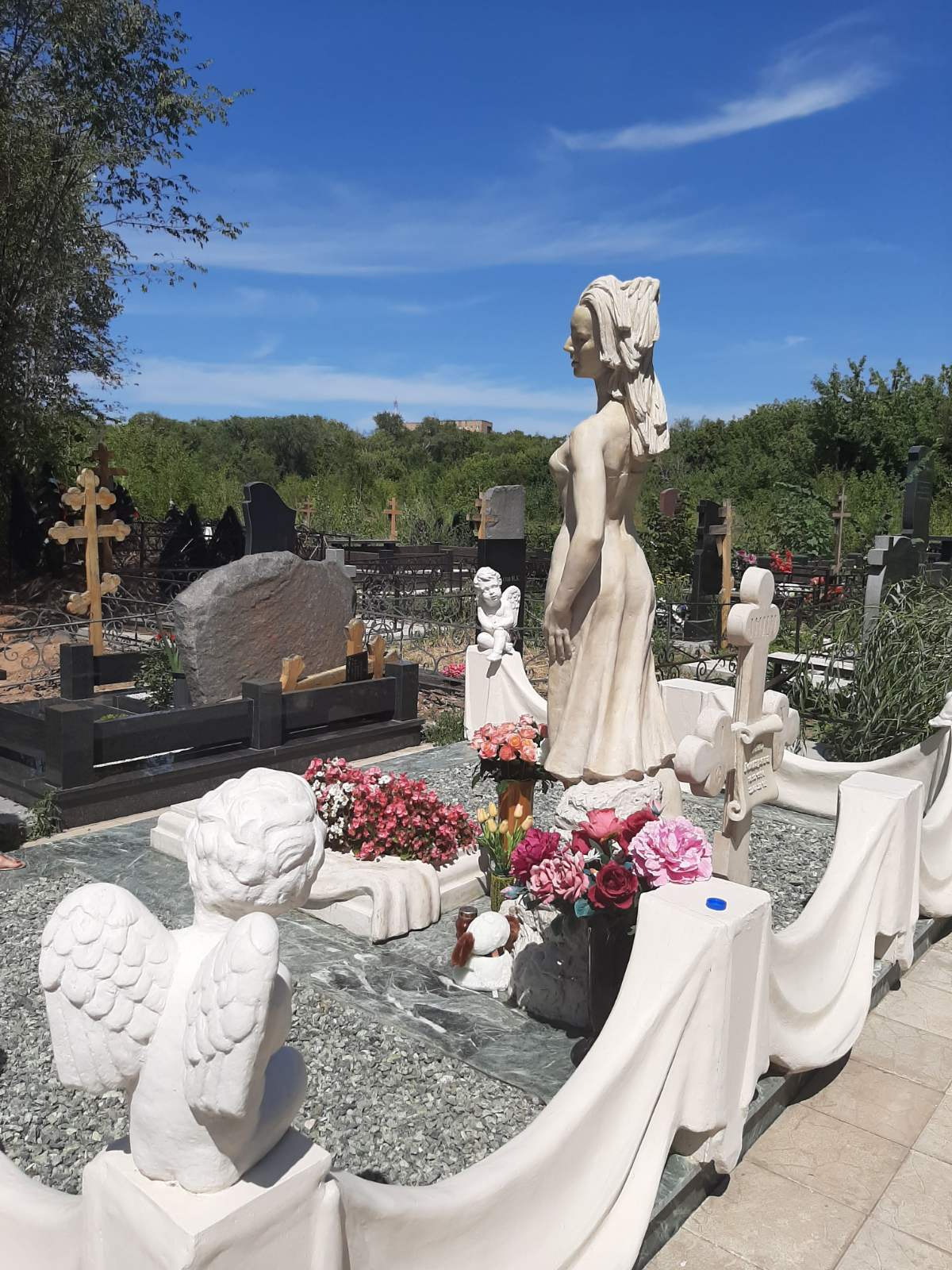 На могиле девушки ее родные устроили небольшой мемориал в память об Анне