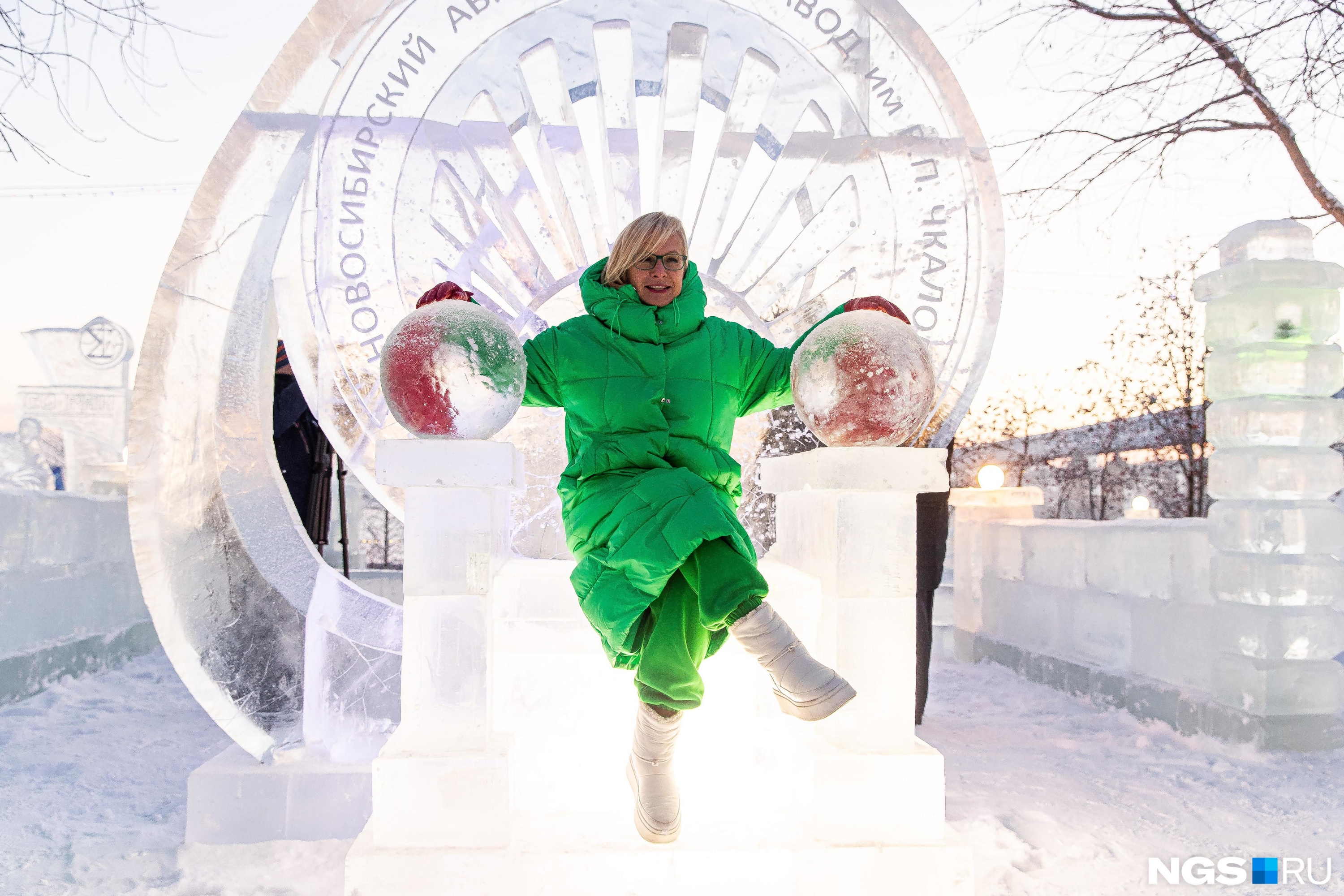 Прошедшей зимой Новосибирск был Новогодней столицей России. А у Анны Терешковой яркий зеленый пуховик