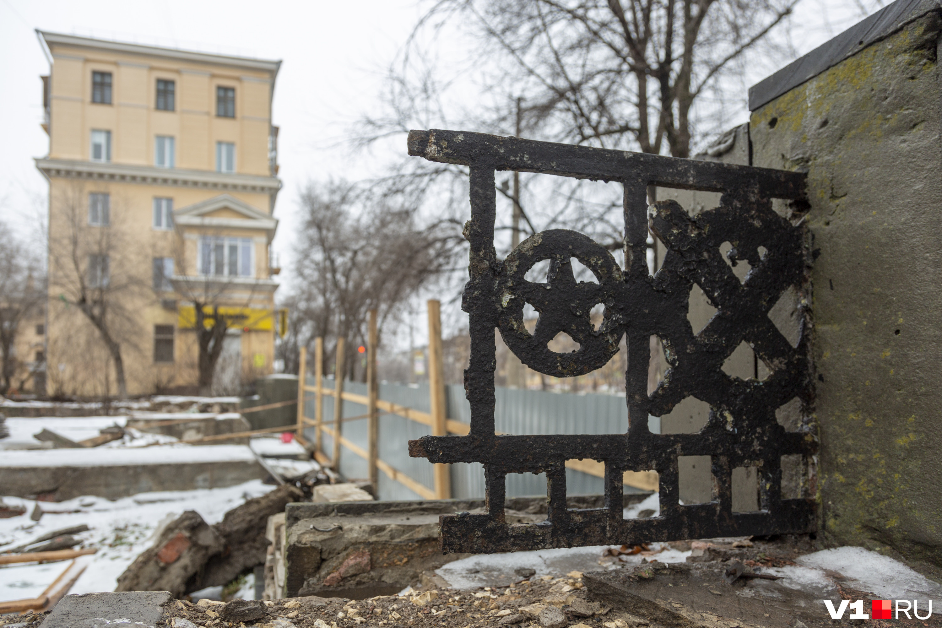 Всё, что уцелело на братской могиле от былых секций художественной ограды Всё, что уцелело на братской могиле от былых секций художественной ограды