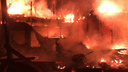 Здание с автомастерской сгорело в Ленинском районе Новосибирска — видео пожара