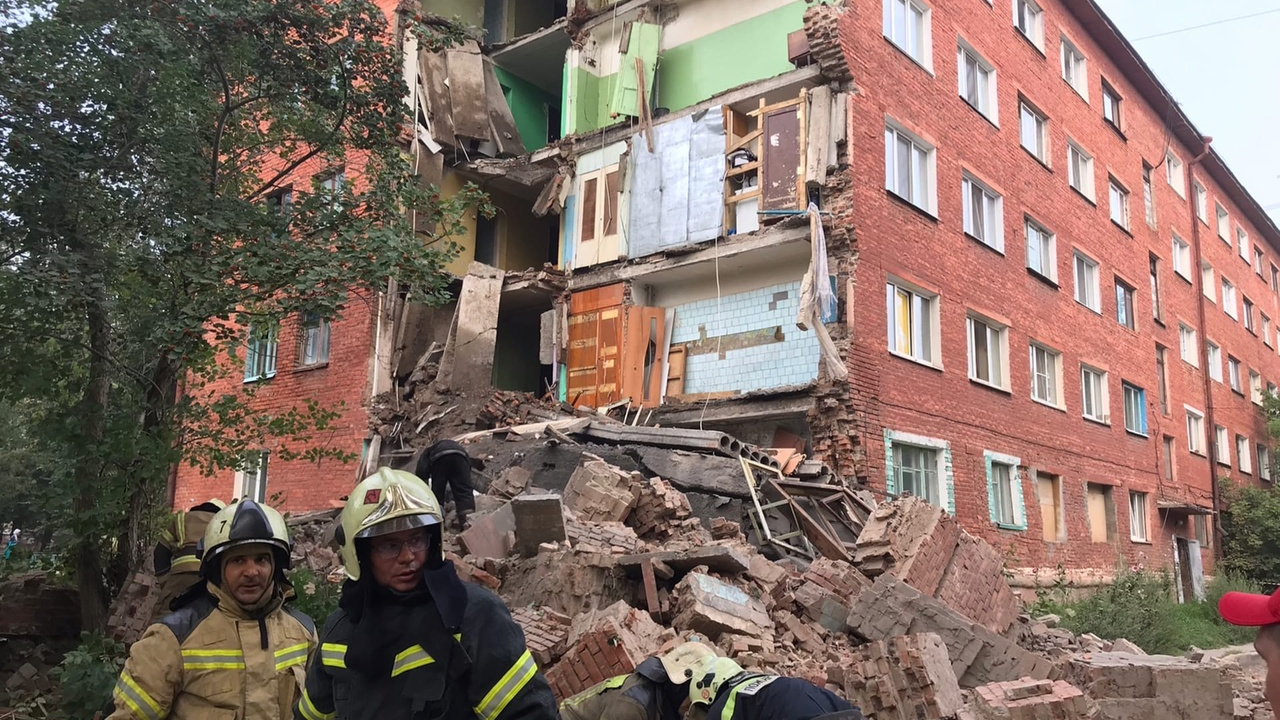 В Омске обрушилась стена жилого дома. Момент попал на видео