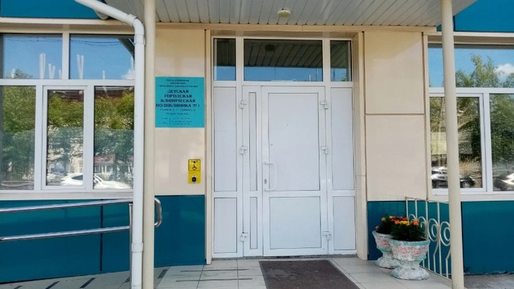 В Челябинске врачи детской поликлиники пришли на помощь женщине, родившей в машине