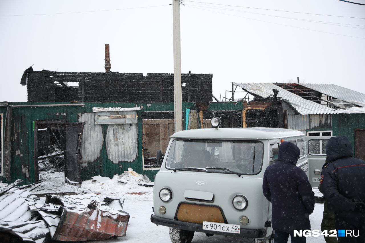 Второй этаж здания полностью сгорел Второй этаж здания полностью сгорел
