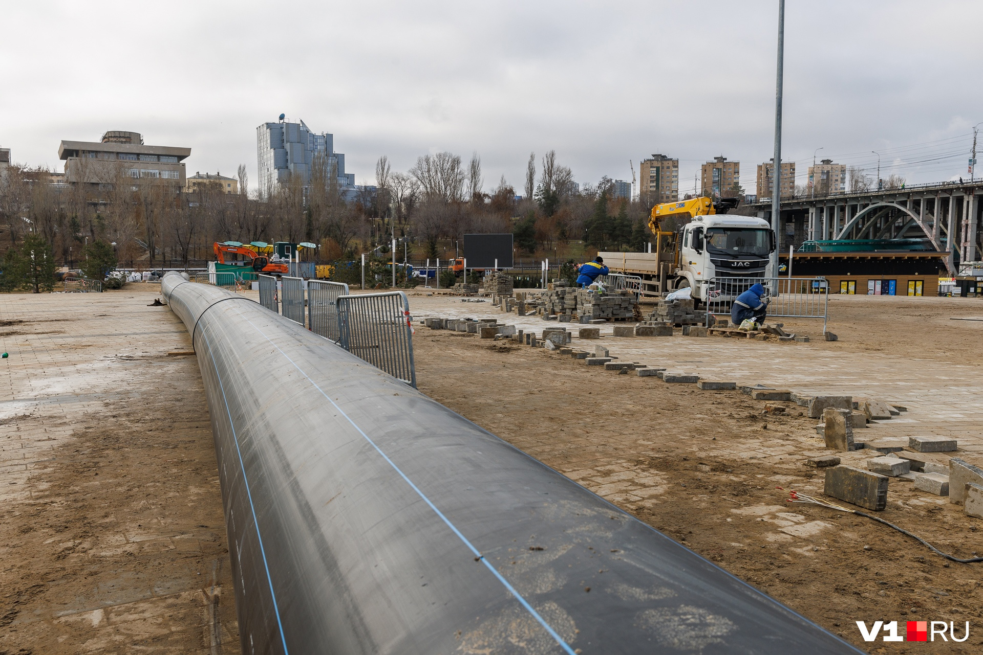 Огромные трубы перекрыли парк Огромные трубы перекрыли парк