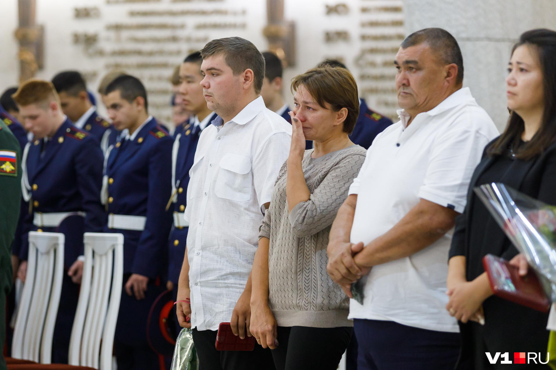 Максим (слева в белой рубашке) получил награду за подвиг отца Максим (слева в белой рубашке) получил награду за подвиг отца