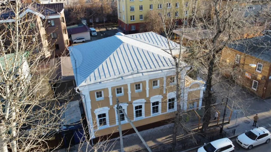 Двухэтажный каменный дом продают в Иркутске за 55 млн рублей. Он связан с депутатом гордумы Александром Друзенко