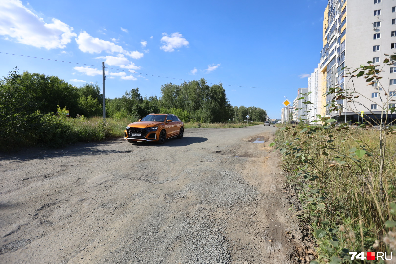 В том месте где аллея расширялась. Челябинск дороги. Челябинск фото. Аллея в Челябинске. Автодорога вдоль леса.