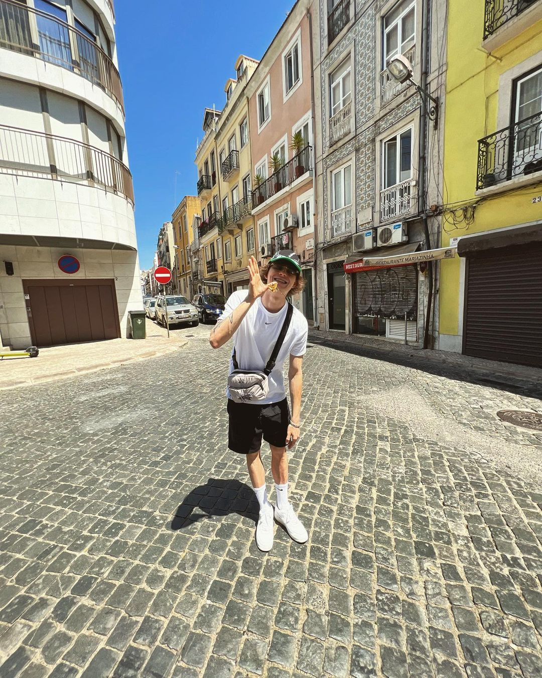 Рэпер гуляет по городу и делится яркими снимками