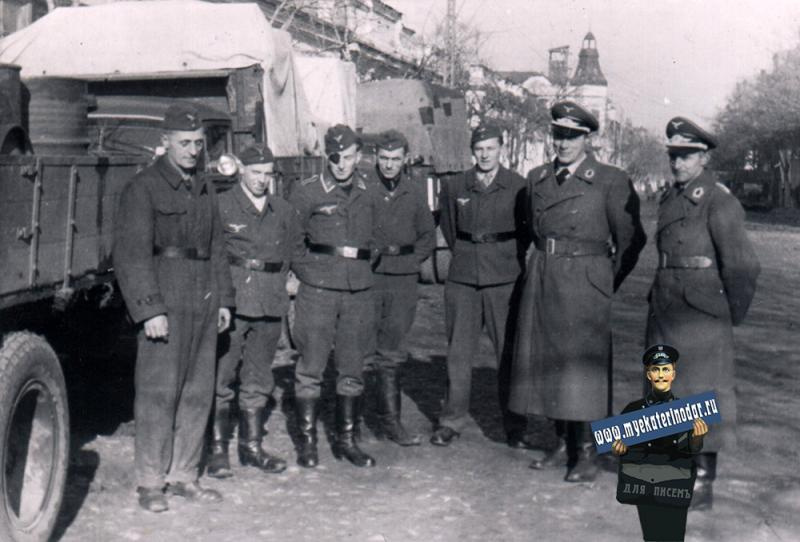 Военнослужащие авиаполевых частей на улице Красноармейской, 1942 год
