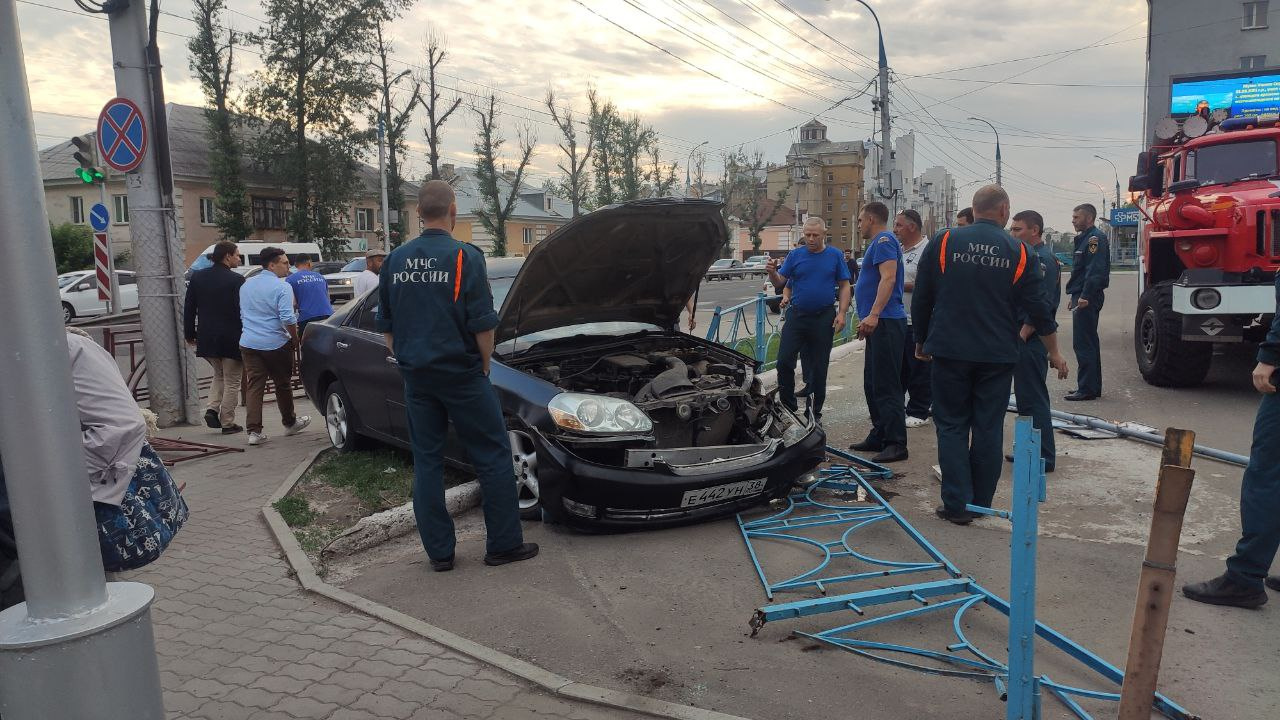 «Машина буквально взлетела»: иномарка вылетела на тротуар и сломала ограждение в Иркутске