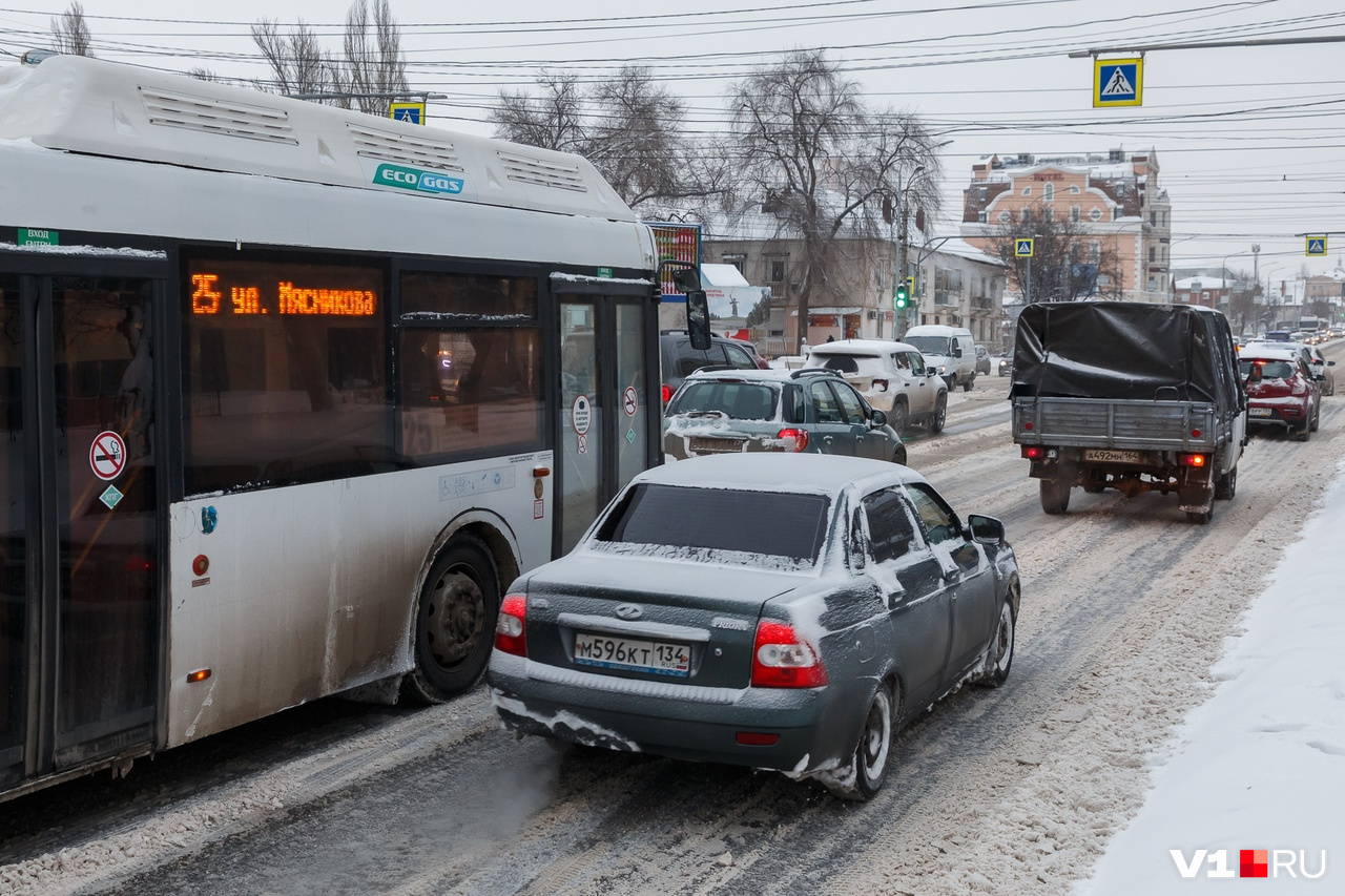 На дорогах города сложно и трогаться, и тормозить На дорогах города сложно и трогаться, и тормозить