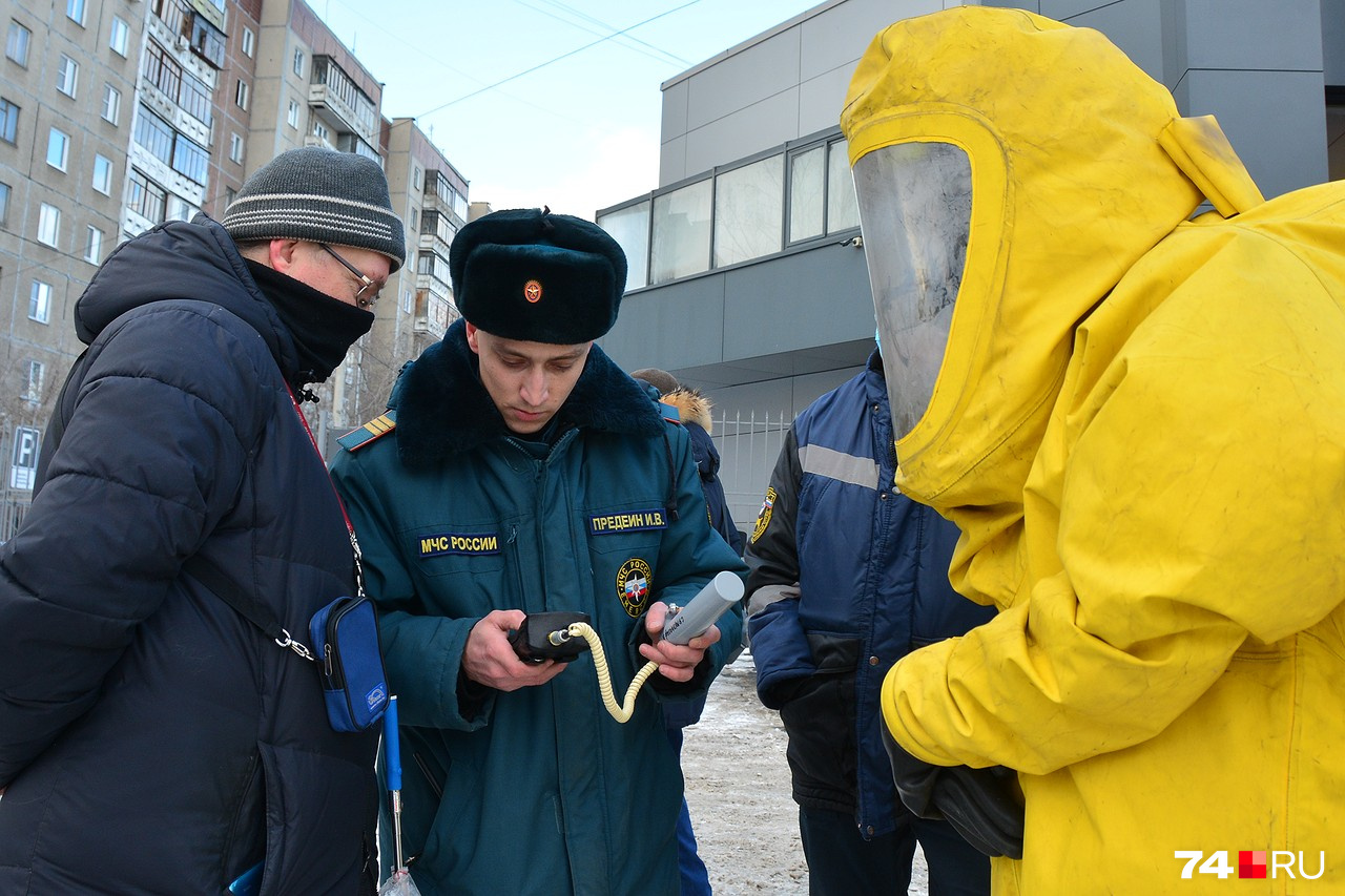 Андрей Ожаровский (слева) изучает показания профессионального прибора вместе с сотрудниками МЧС
