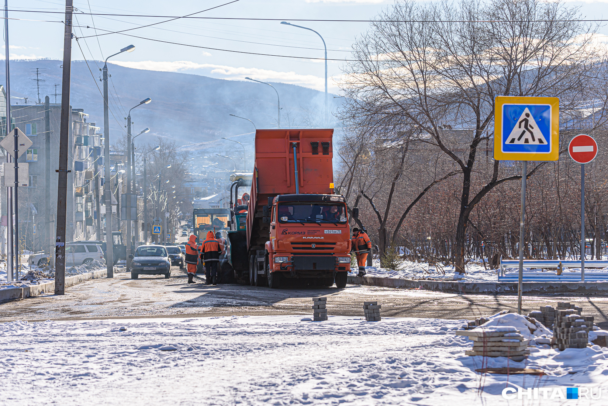 Дорожники опровергли укладку асфальта на снег в Чите