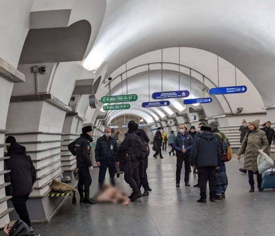 В метро на «Невском» распластался голый человек. Его отдыху помешали