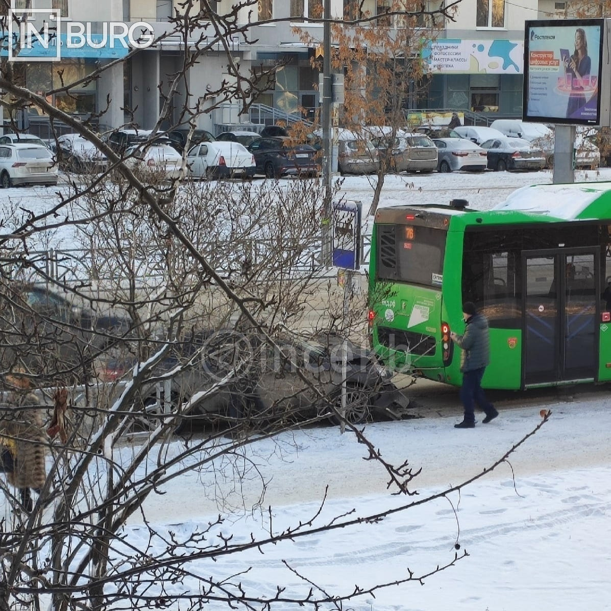 На Фурманова легковушка врезалась в пассажирский автобус