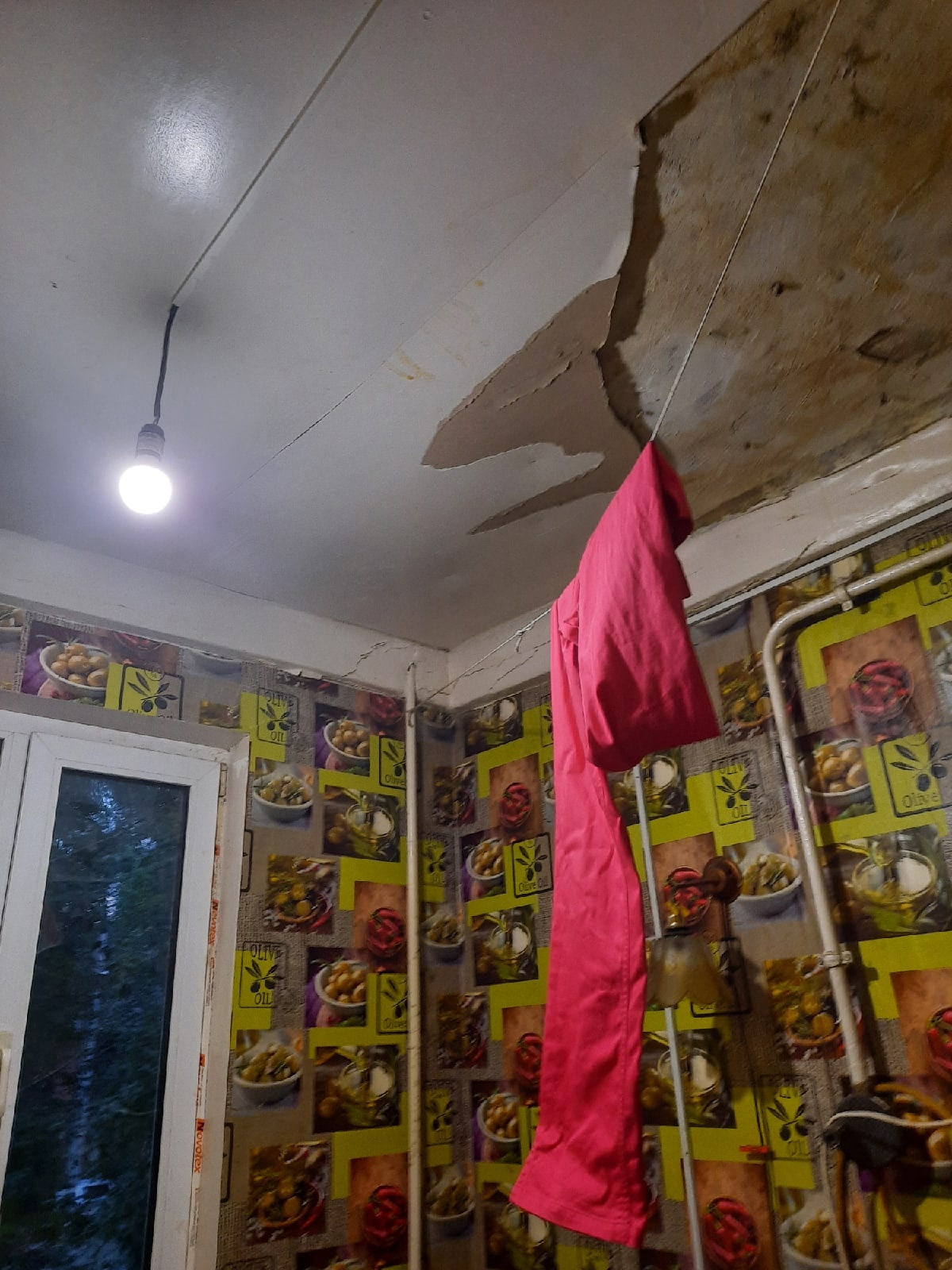 Потолок пострадал во всех комнатах квартиры