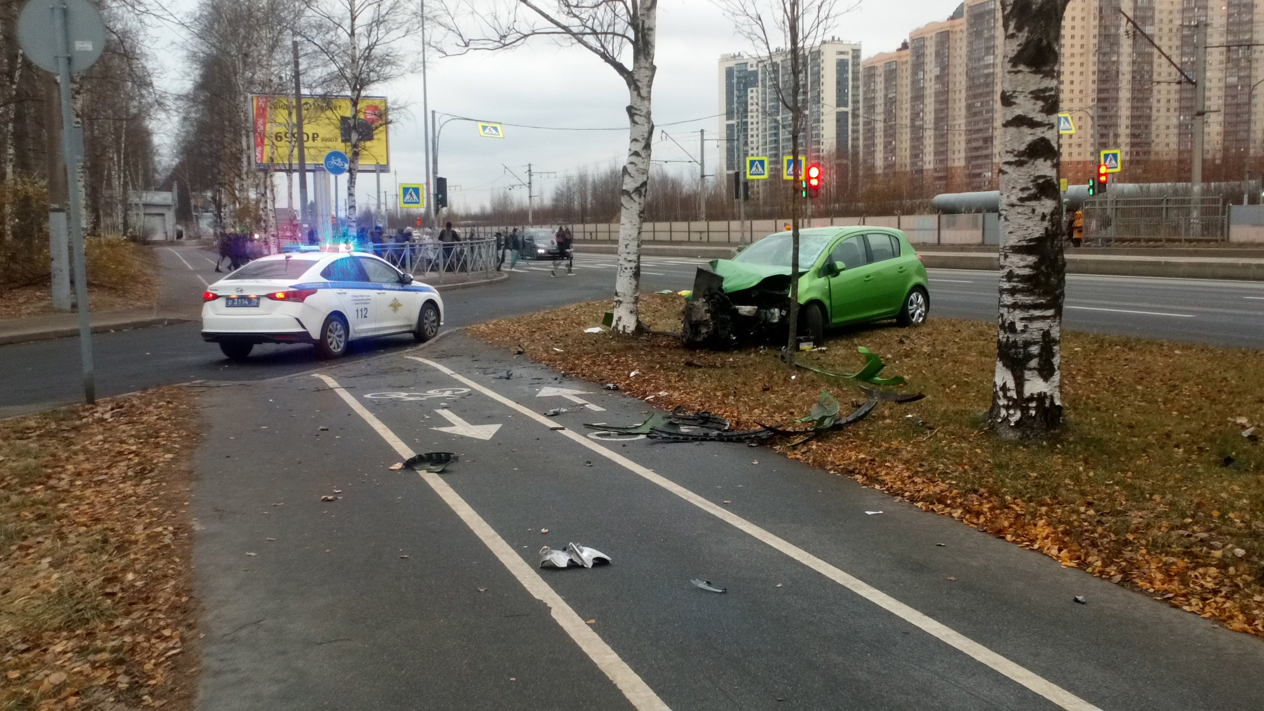 Девушка на Corsa сбила пешехода и влетела в дерево на Приморском шоссе