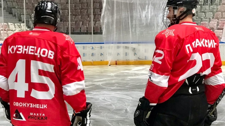 На ремонтируемом хоккейном стадионе в Новокузнецке впервые за два года залили лед
