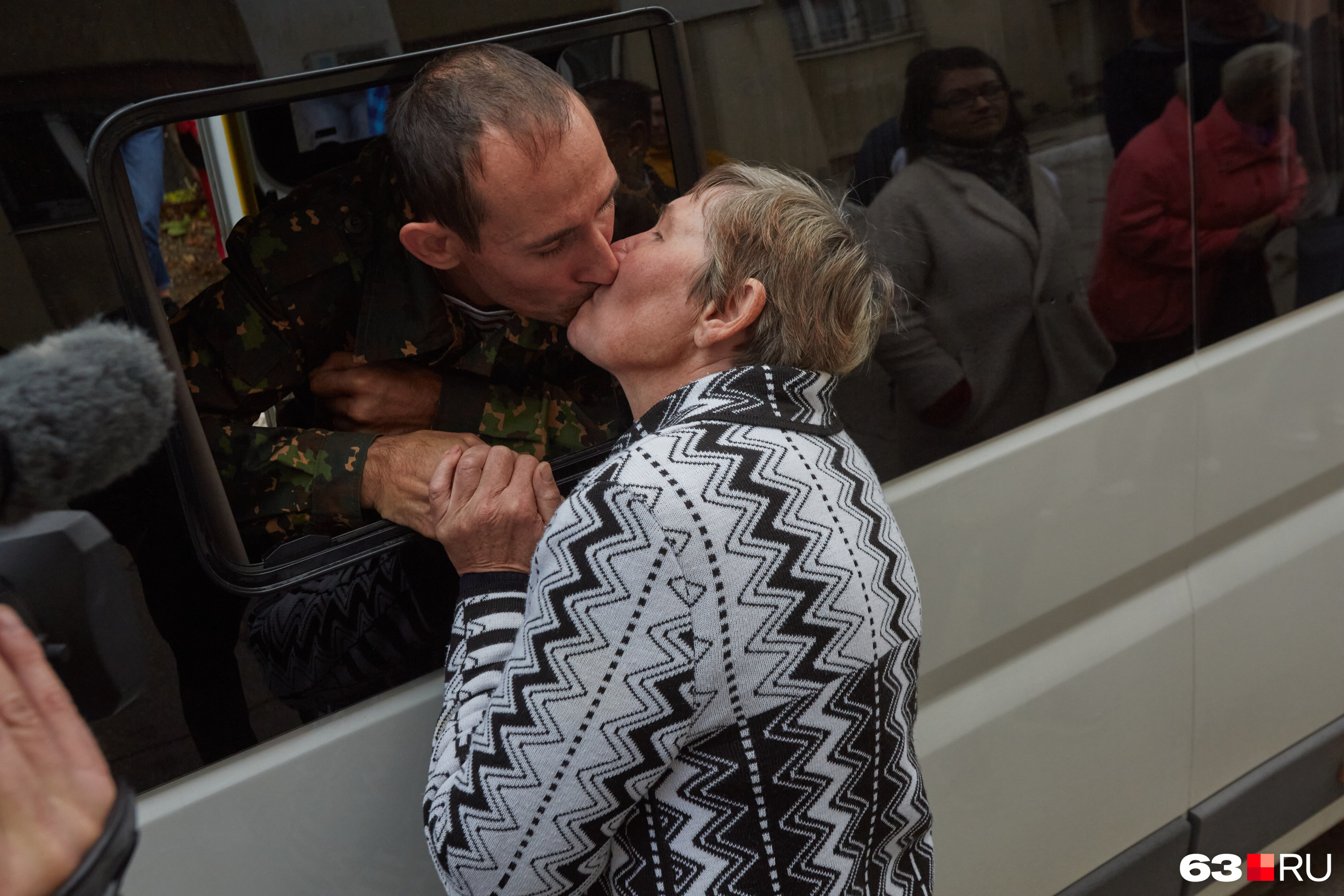 Многим было очень трудно расстаться со своими любимыми — поцелуи, объятия и прощания не прекращались даже после того, как мужчины заходили в автобусы и маршрутки
