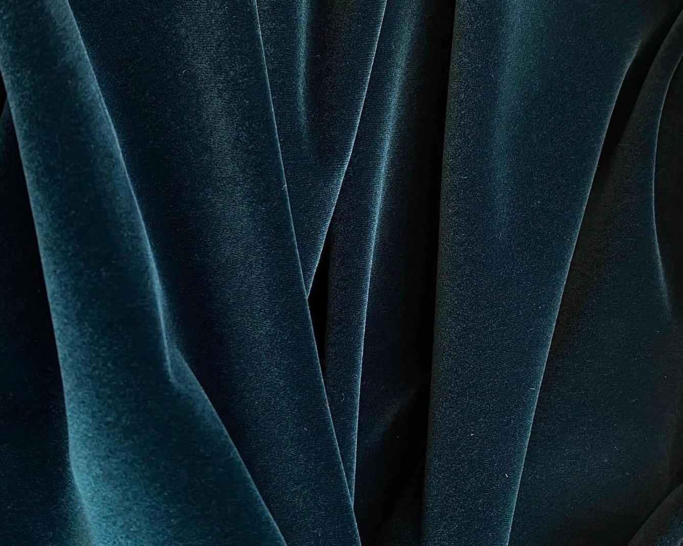 Глубокий насыщенный цвет, мягкая бархатистая текстура — Черному Водяному Кролику такое сочетание точно придется по душе