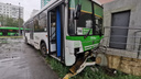 В Челябинске водитель садового автобуса устроил массовое ДТП и врезался в крыльцо гостиницы «Виктория»