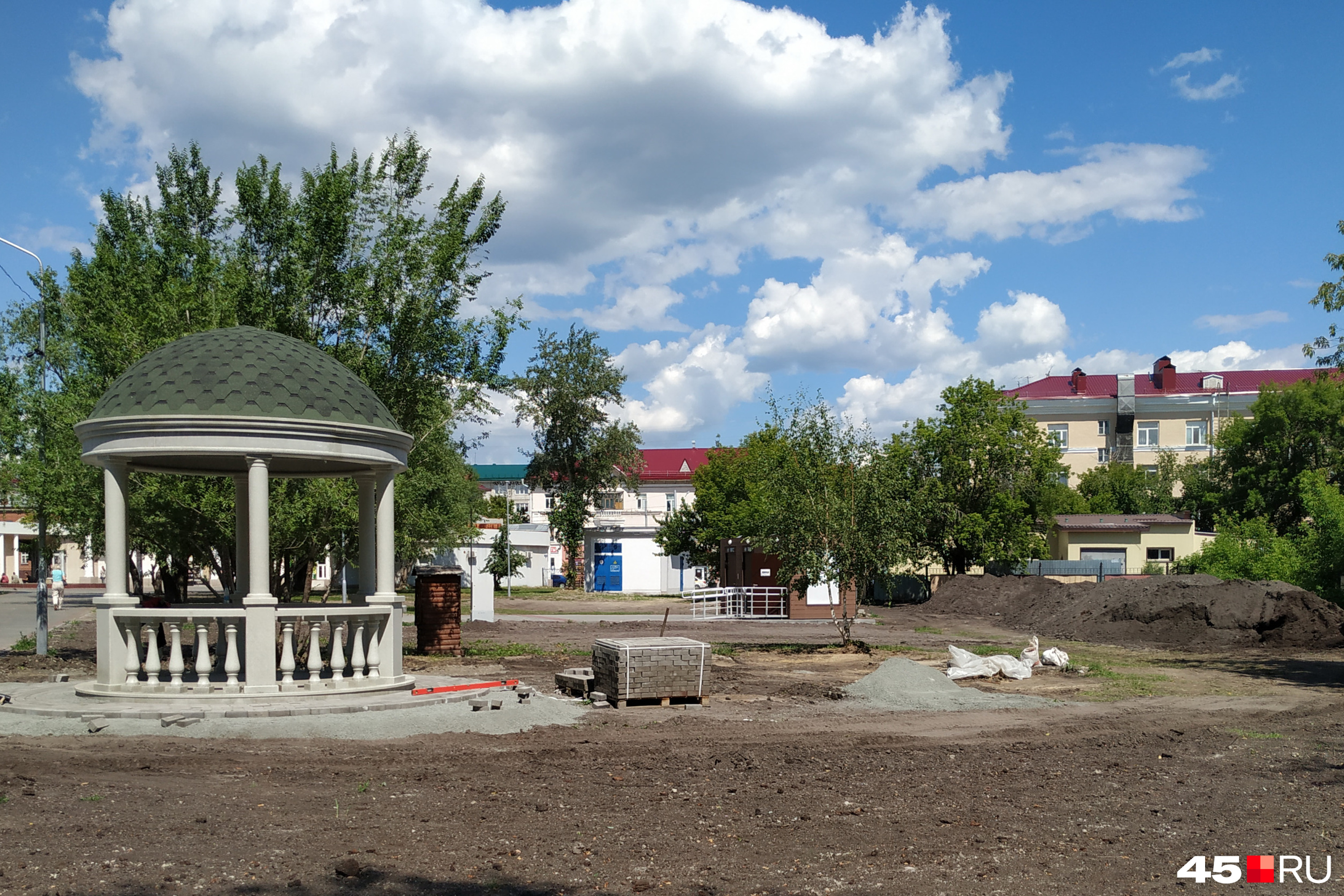 Горсад курган. Городской сад Курган Фестивальный сквер. Городской сад Курган шахматный сквер. Городской сад Курган сквер счастья.