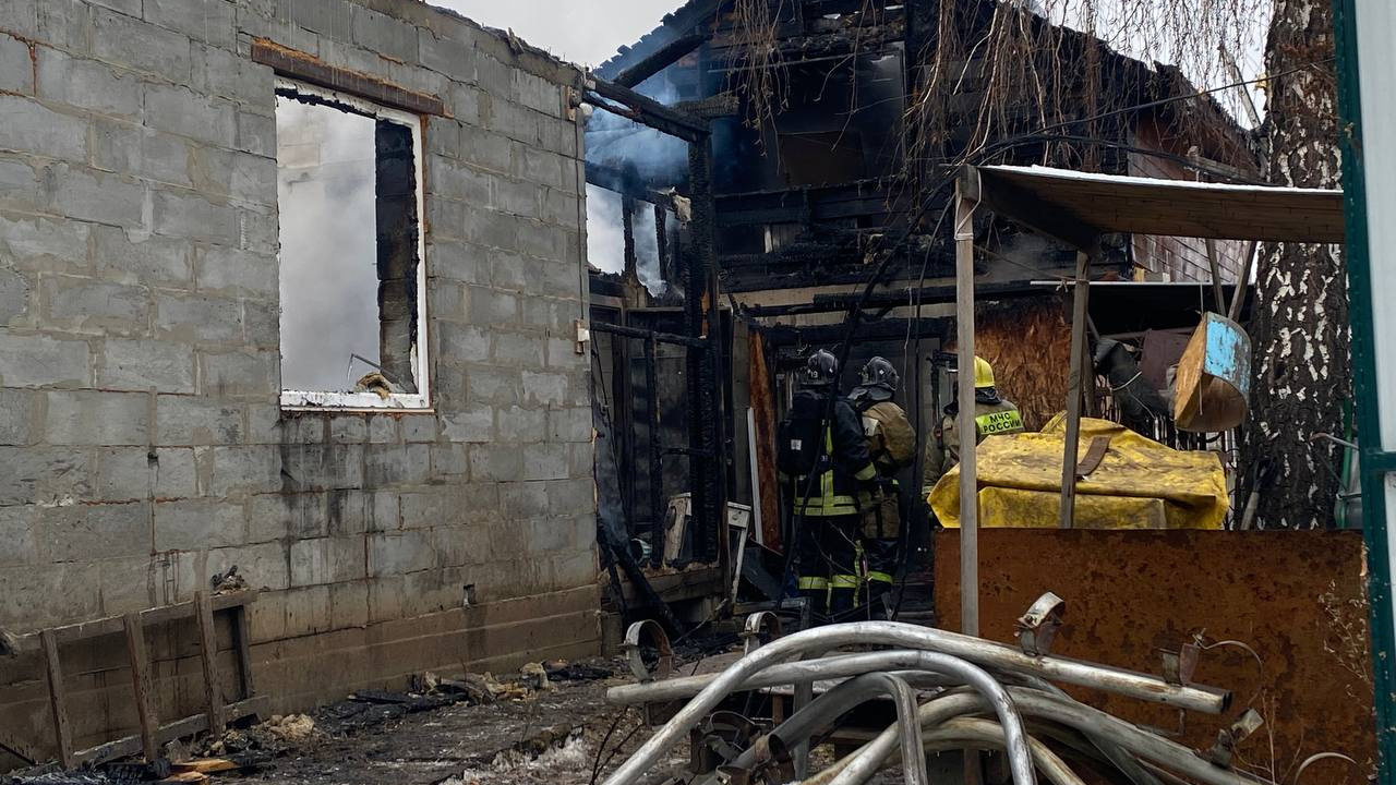 В Красноярске загорелся частный дом около станции юннатов