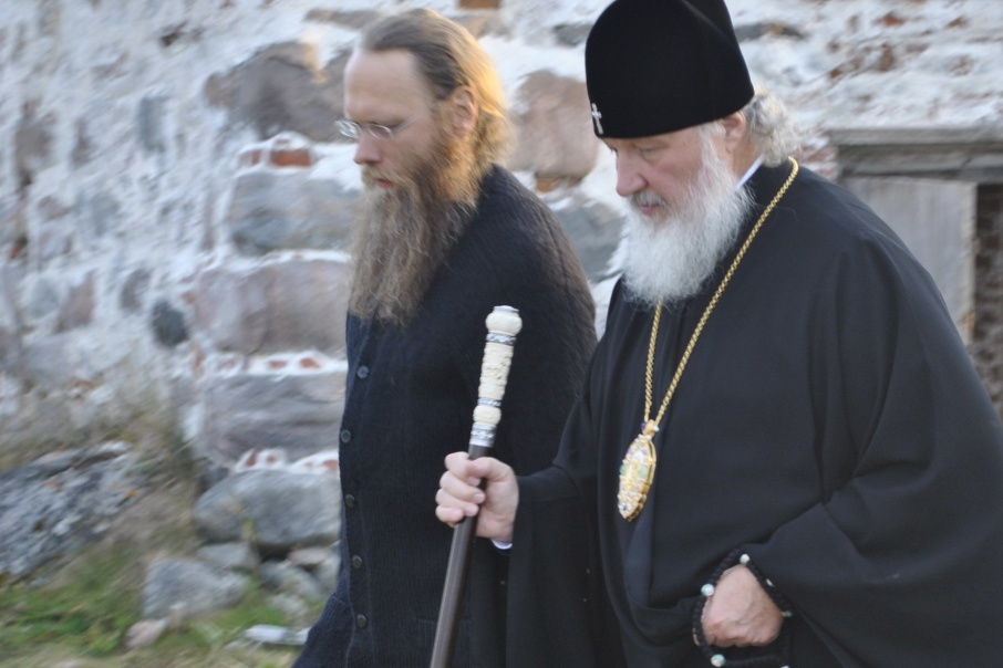 Патриарх вместе с руководителем музея и монастыря Порфирием Шутовым