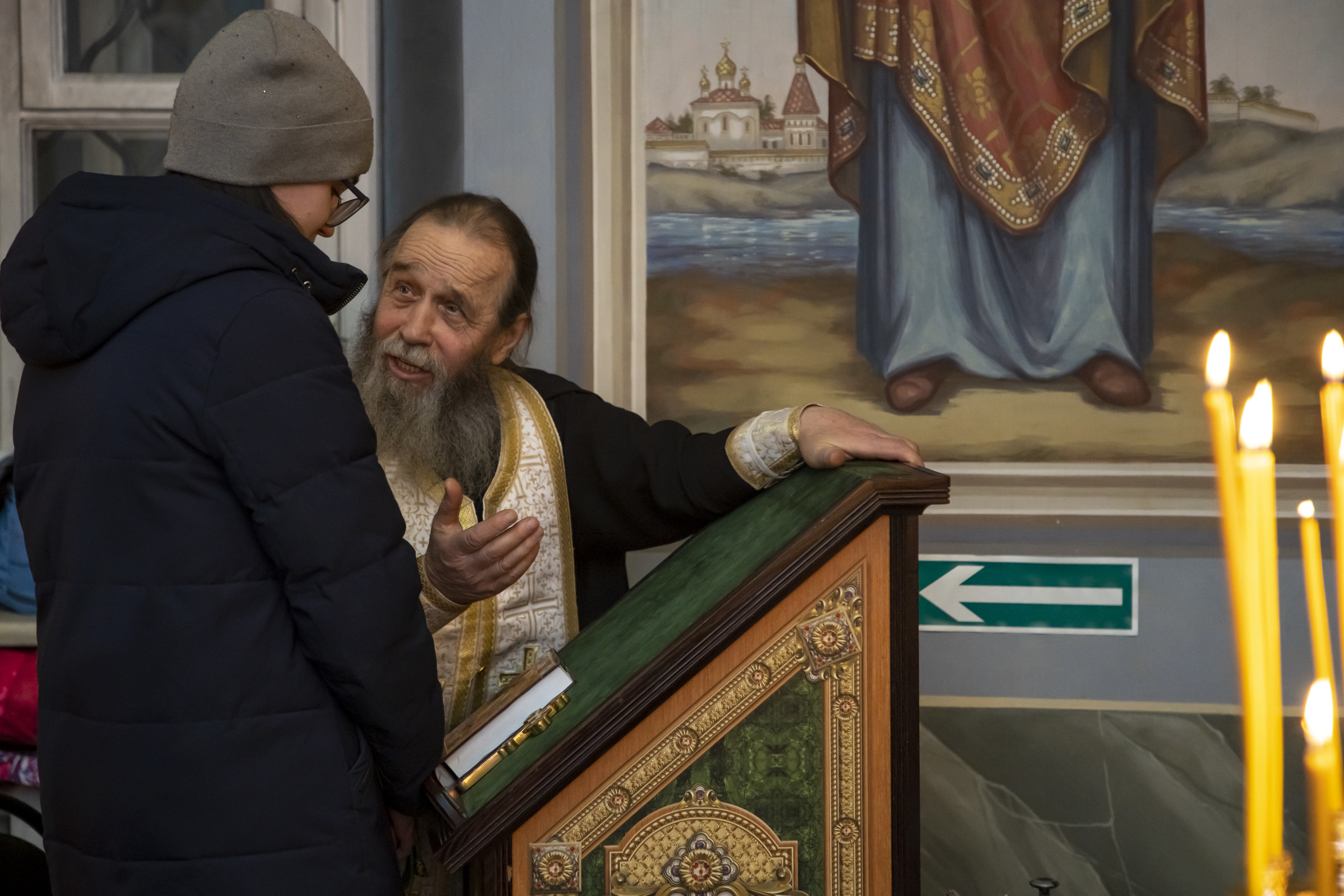 Некоторые прихожане подходили к священнослужителям для личной беседы Некоторые прихожане подходили к священнослужителям для личной беседы