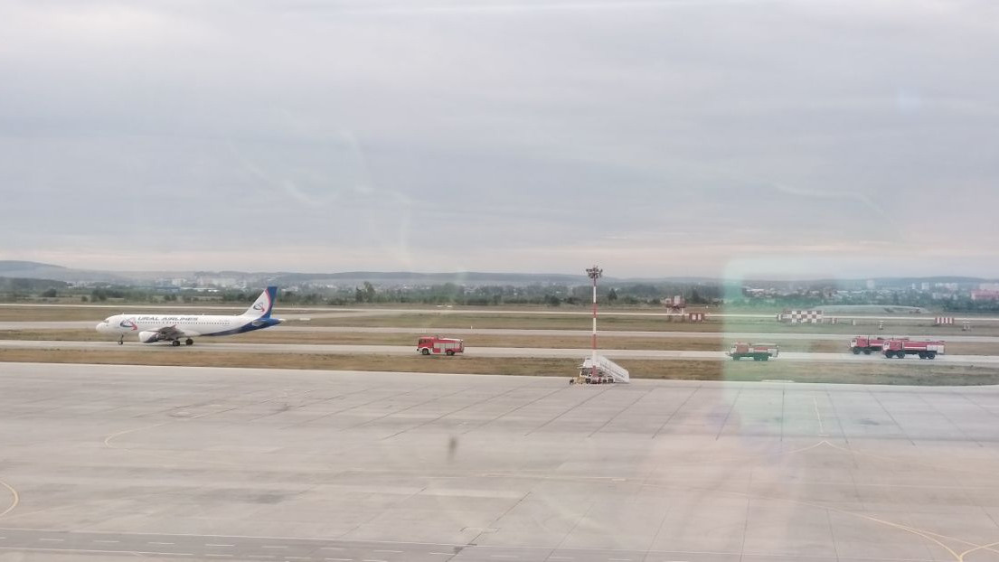Самолет Екатеринбург — Сочи вернулся в аэропорт сразу после взлета. На борту авиалайнера было полторы сотни пассажиров