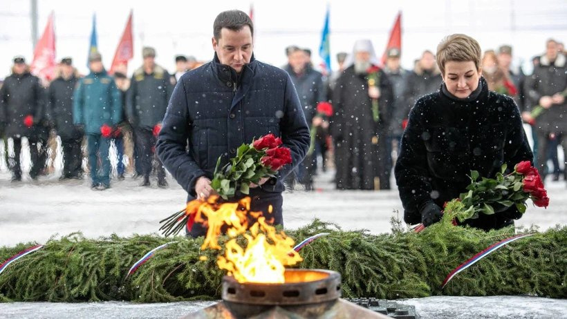 На площади Мира в Архангельске прошла торжественная церемония возложения цветов к Вечному огню На площади Мира в Архангельске прошла торжественная церемония возложения цветов к Вечному огню