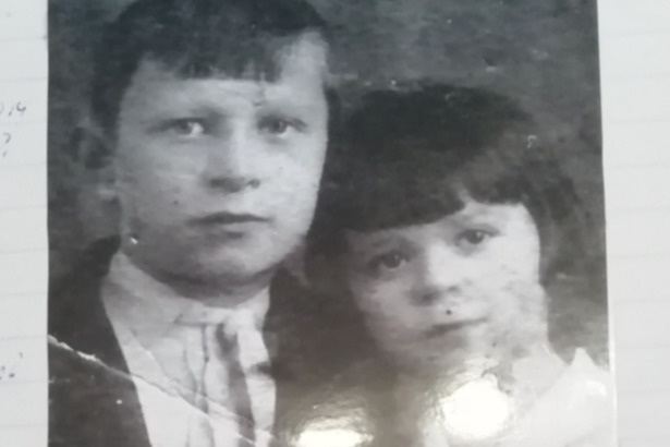 1938 год. Женя с братом Володей. Фото из семейного архива Евгении Синельниковой.