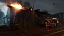Расселенный барак вспыхнул на Вертковской — тушить огромное пламя пожарным мешает ветер